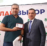 Люди трудовой доблести: мэр Кудрявцев наградил заводчан за поддержку СВО