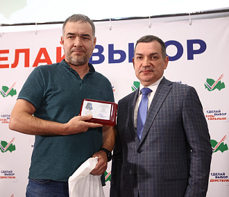 Люди трудовой доблести: мэр Кудрявцев наградил заводчан за поддержку СВО