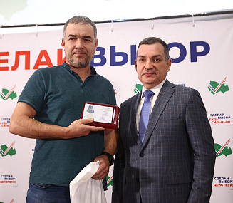Люди трудовой доблести: мэр Кудрявцев наградил заводчан за поддержку СВО