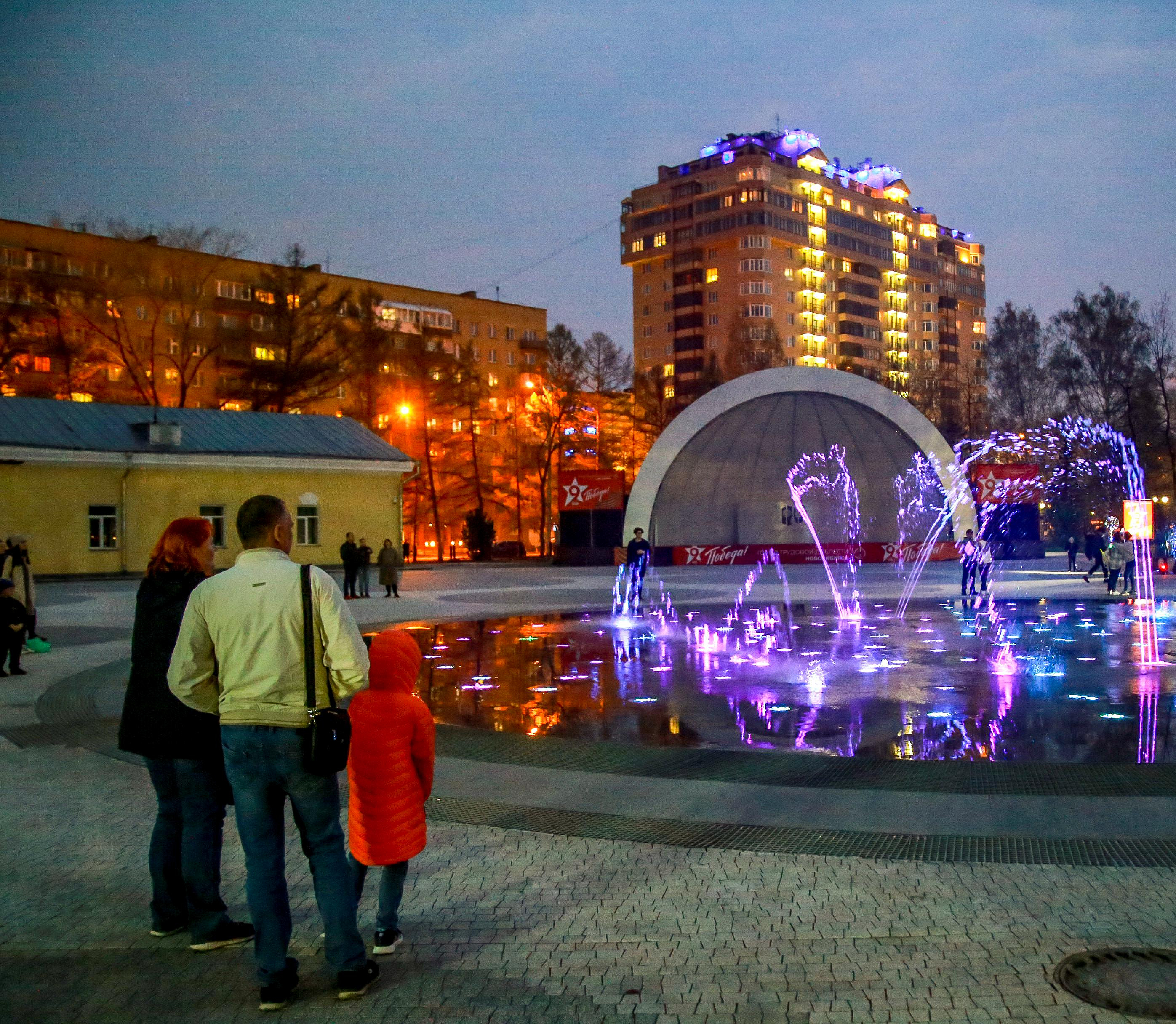 Сезон лазерных шоу на фонтане открывает Центральный парк Новосибирска