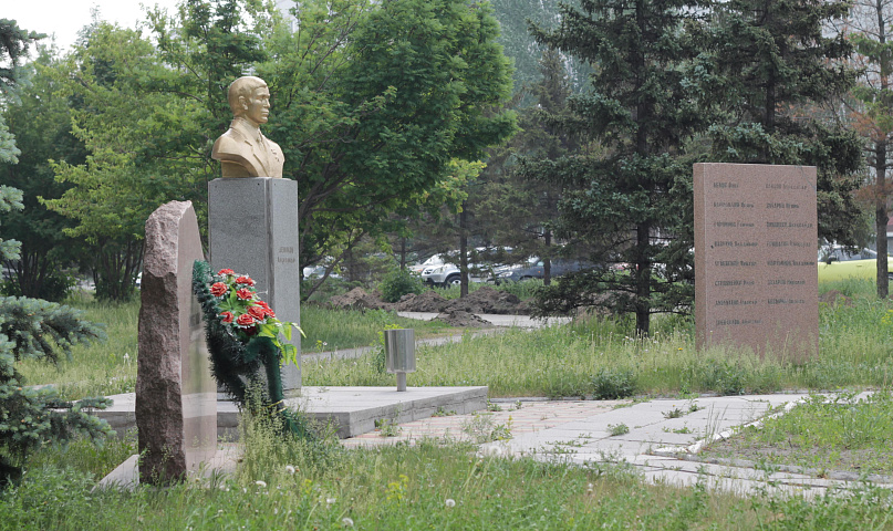 Памятную плиту из сквера на Демакова забрали на реконструкцию