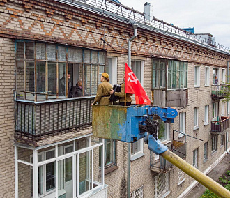 Песня к балкону: ветеранов поздравляют с автовышки в Новосибирске