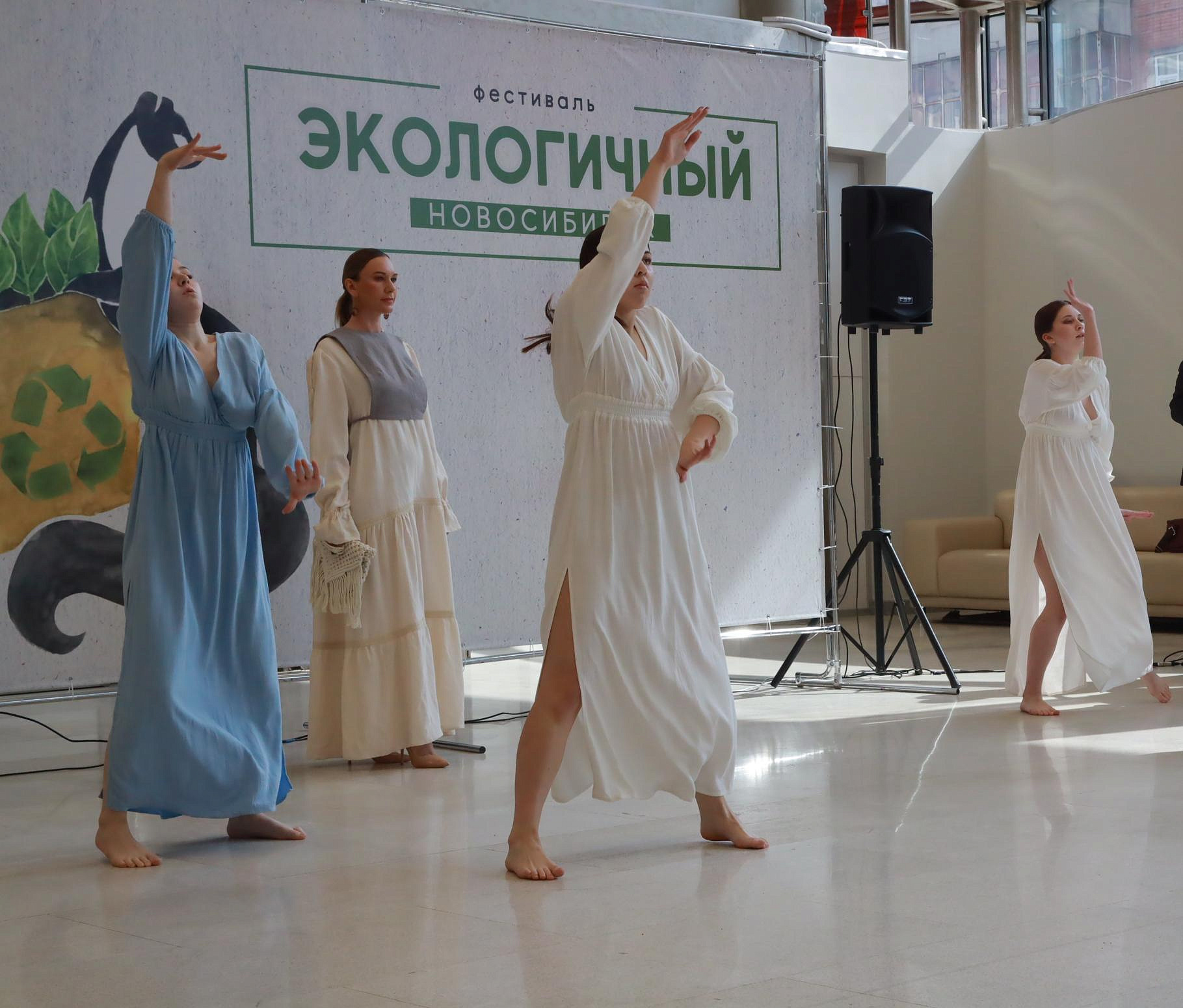 Босоногие девушки станцевали на показе экомоды в зале Каца