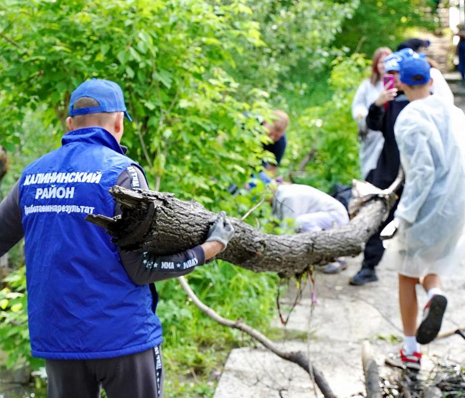 Активисты «ЕР» устроили субботник на территории лога в Калининском районе