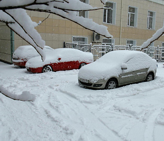 Снегопад в Новосибирске: пассажиры подтолкнули троллейбус