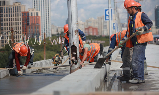 Выравнивающий слой покрытия уложили на Димитровском мосту