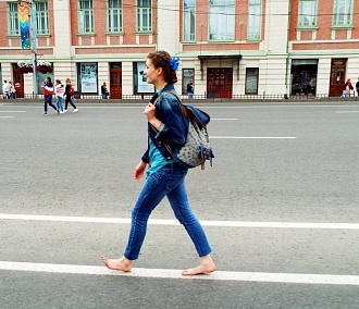 Нарушают правила: в Новосибирск пришла мода ходить босиком по городу