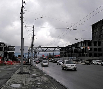 Изящный пешеходный мост перекинули через Большевистскую в выходные