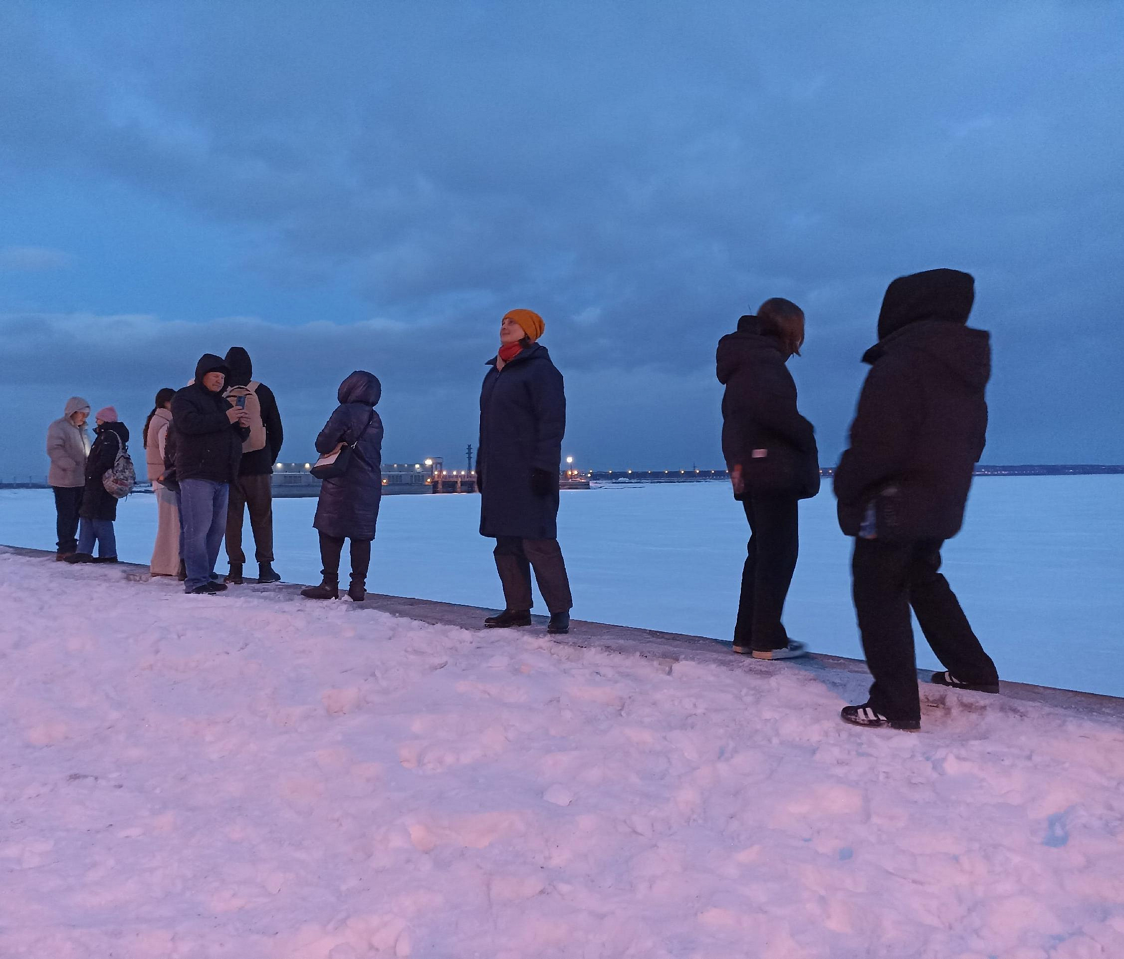 Разочарованные новосибирцы не увидели в вечернем небе медузу