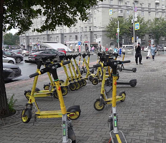 Рейд на площади Калинина: самокатчиков учат ездить по тротуарам