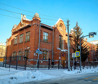 Старейшую школу Новосибирска закрыли из-за трещин в пристройке