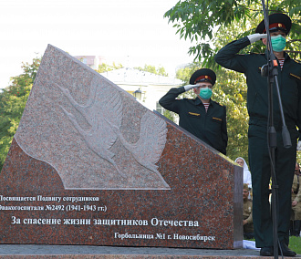 Памятник медикам-героям установили во дворе Горбольницы