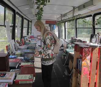 «Сибирь на страницах»: чем удивляет гостей книжный клуб в трамвае №13