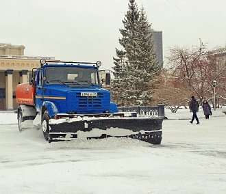 Дорожники круглосуточно борются с последствиями стихии в Новосибирске