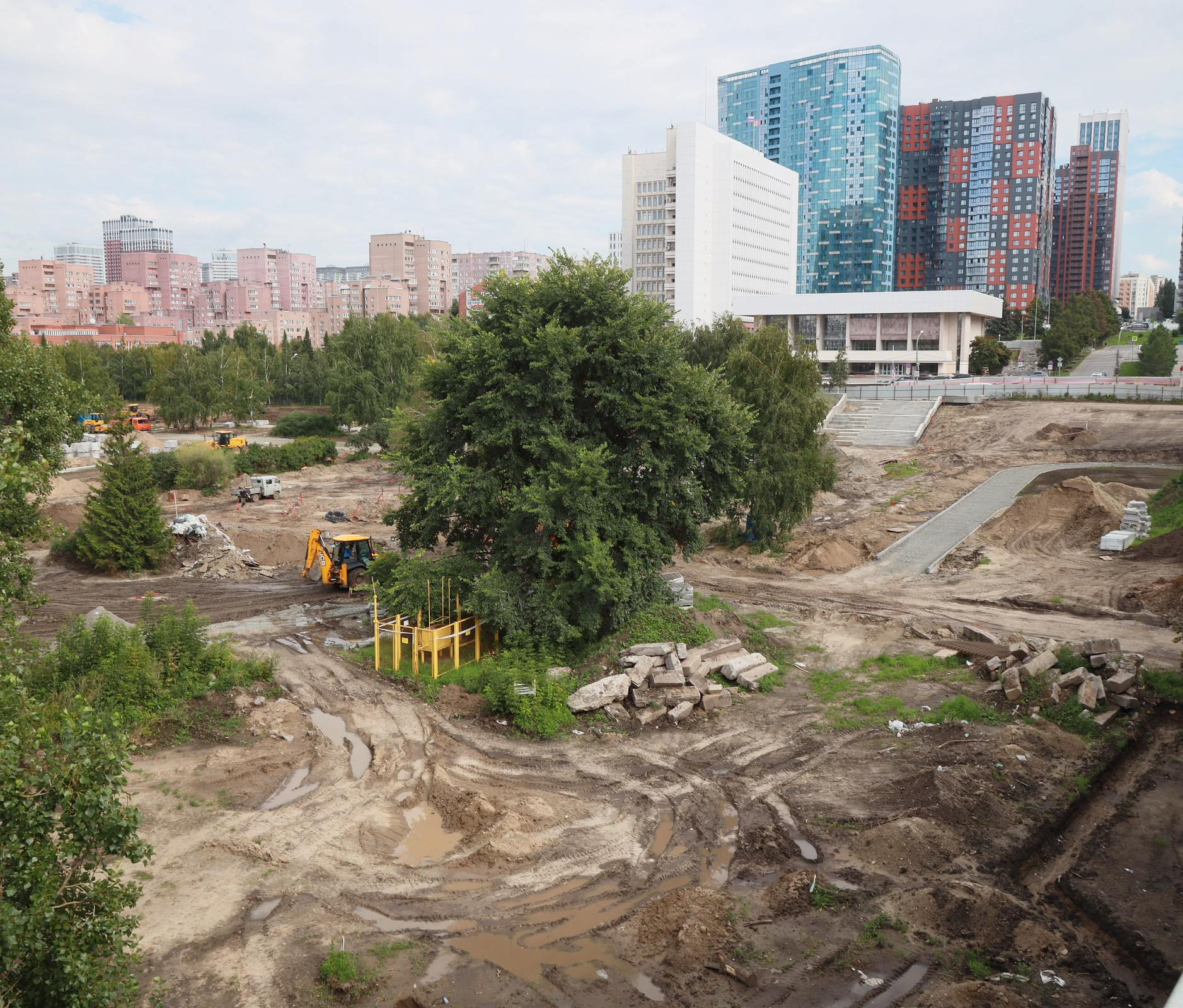 С опережением графика идёт строительство сквера Бугакова в Новосибирске
