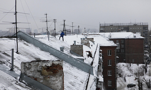Клемешов потребовал оперативно убирать сброшенный снег с тротуаров