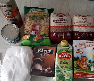 Что в коробке: новосибирским школьникам начали выдавать продуктовые наборы