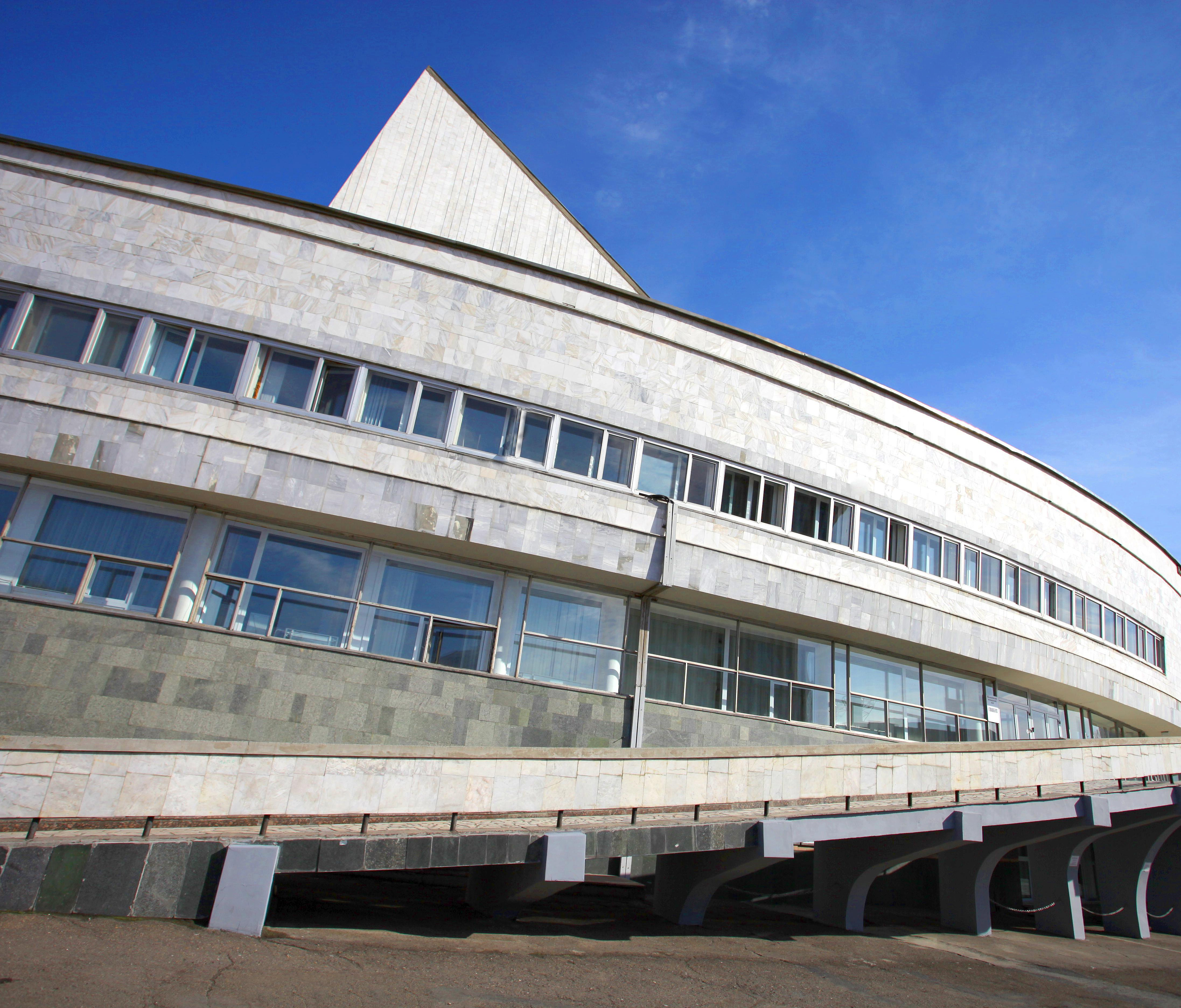 Культурная столица: книжный в трамвае, опера в метро и секреты «Глобуса»