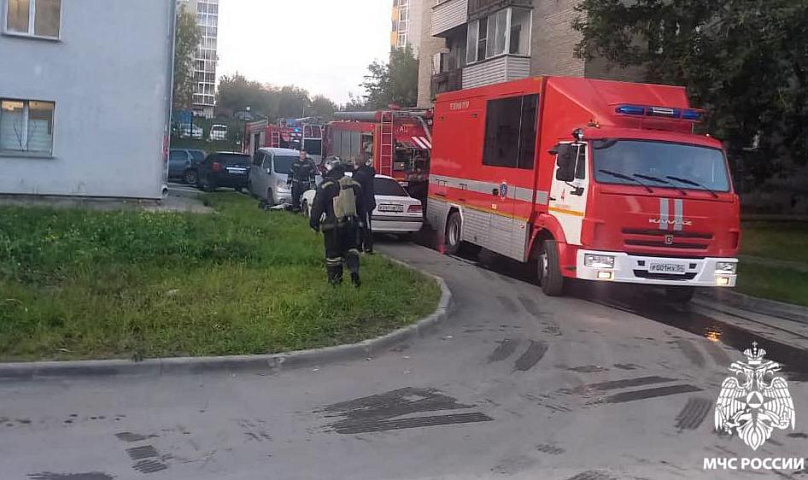 16 человек спасли из пожара в общежитии на Сибиряков-Гвардейцев
