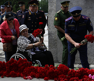 Новосибирцы возложили цветы к Вечному огню в День памяти и скорби