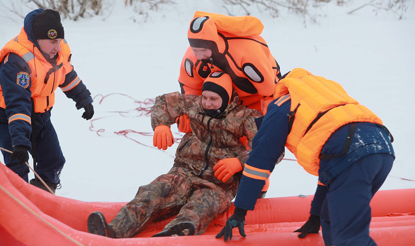 Тренировку с провалом под лёд провели на Оби в Новосибирске