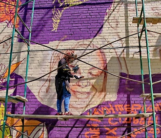 Студенты не узнают: стены НЭТИ украсили 11 «научных» граффити