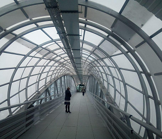 На Речном вокзале открыли 50-метровый пешеходный мост с лифтами