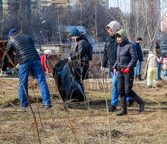Вооружённые граблями новосибирцы вышли на субботник в парки и скверы