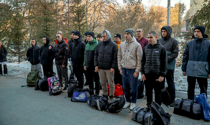 Осенний призыв: 16 новобранцев проводили из военкомата в Новосибирске