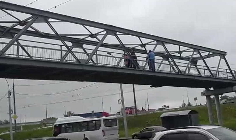 С моста на Ватутина сняли перелезшего через перила мужчину