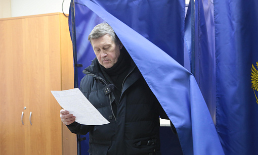 Мэр Новосибирска проголосовал на довыборах в совет депутатов