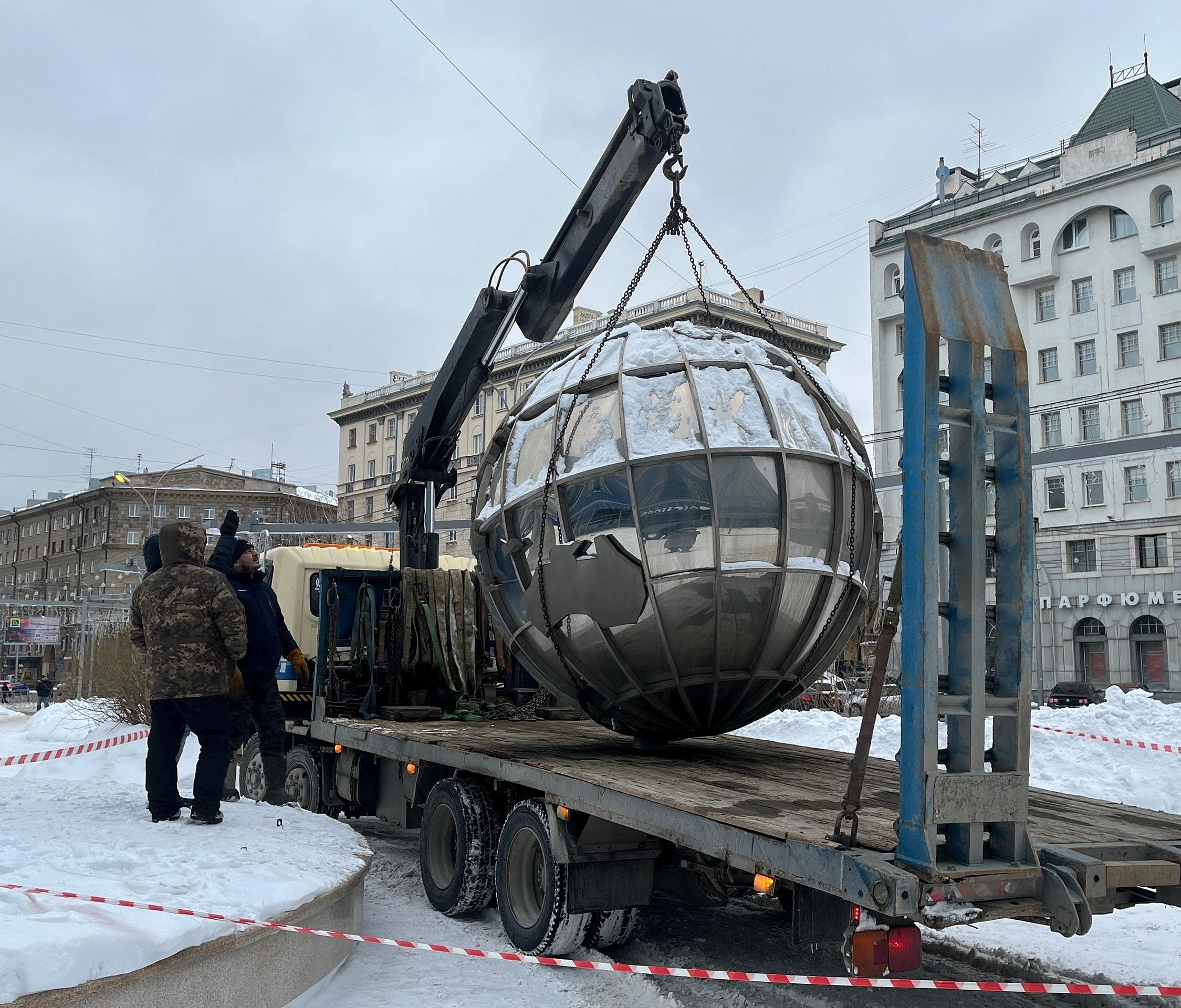 Зеркальный глобус демонтировали с фонтана в сквере «Крылья Сибири»