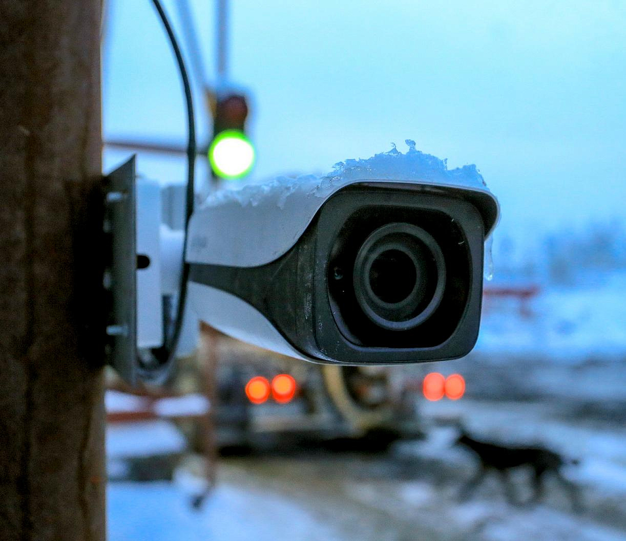 Камеры стали штрафовать новосибирских водителей за разговоры по телефону