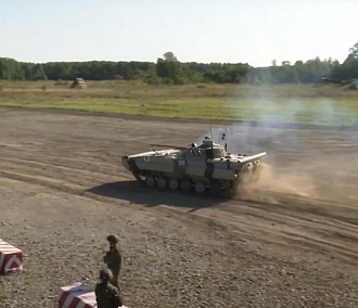 Разведчики устроили гонки БМП на танкодроме под Новосибирском