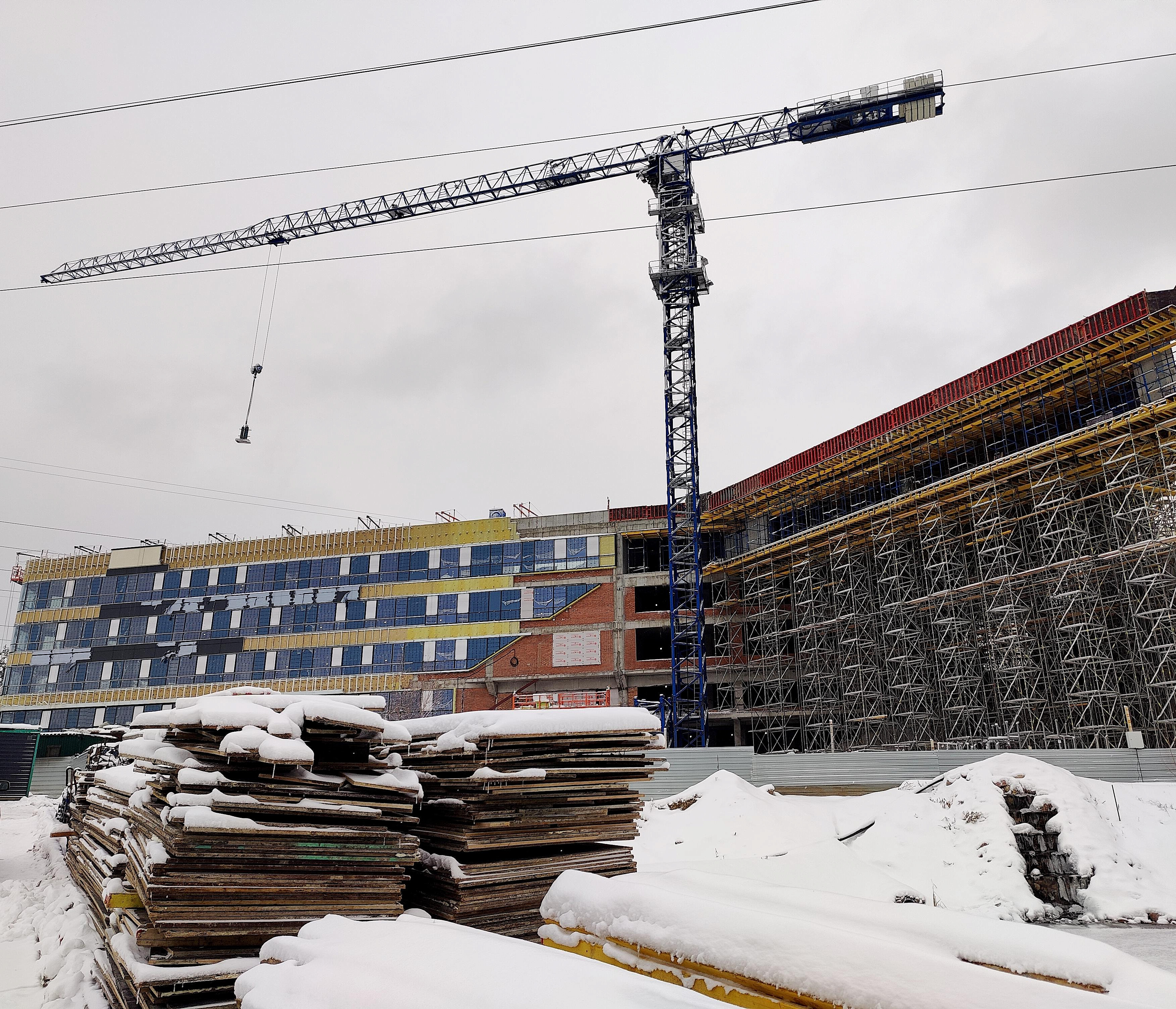 Инспекторы проверили стройку частной школы с бассейном в Новосибирске