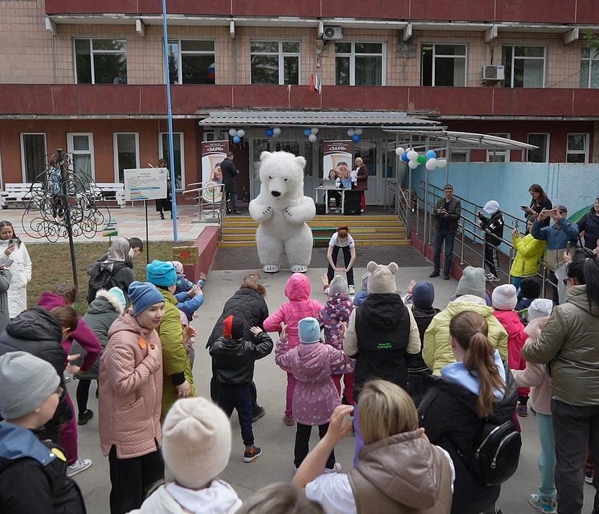 Зарядку с белым медведем устроили возле детского центра «Заря»