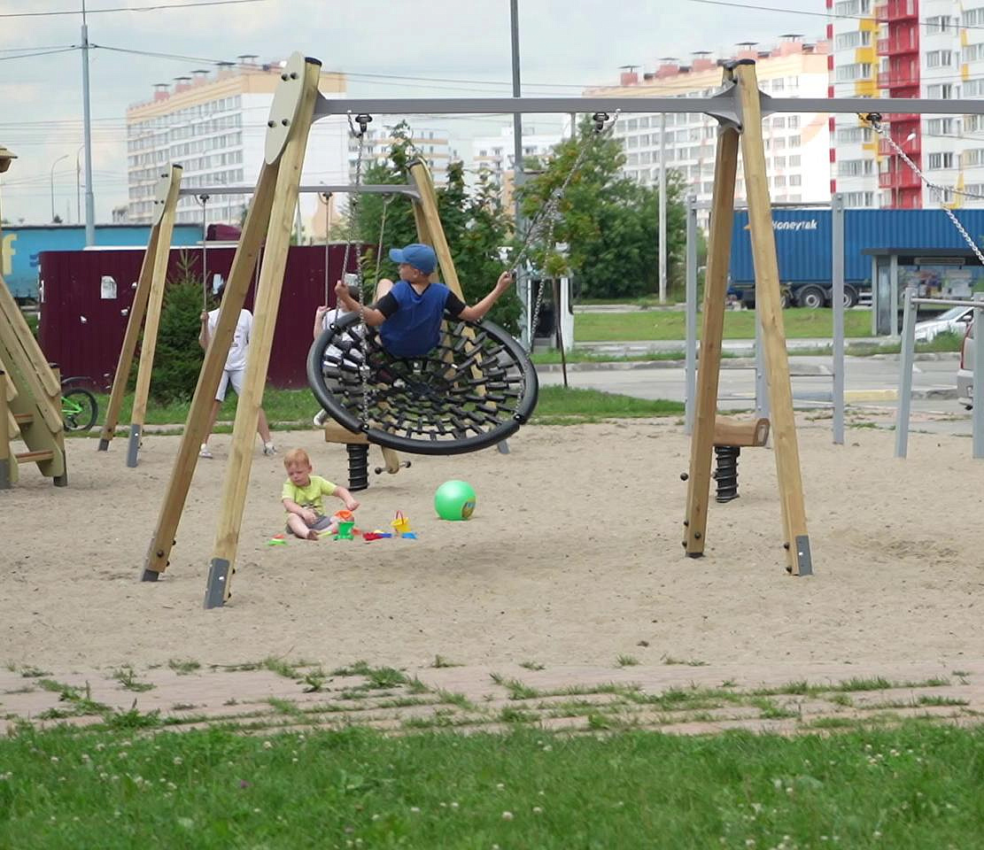 Детскую площадку с качелями-корзинами открыли в «Матрёшкином дворе»
