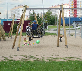 Детскую площадку с качелями-корзинами открыли в «Матрёшкином дворе»