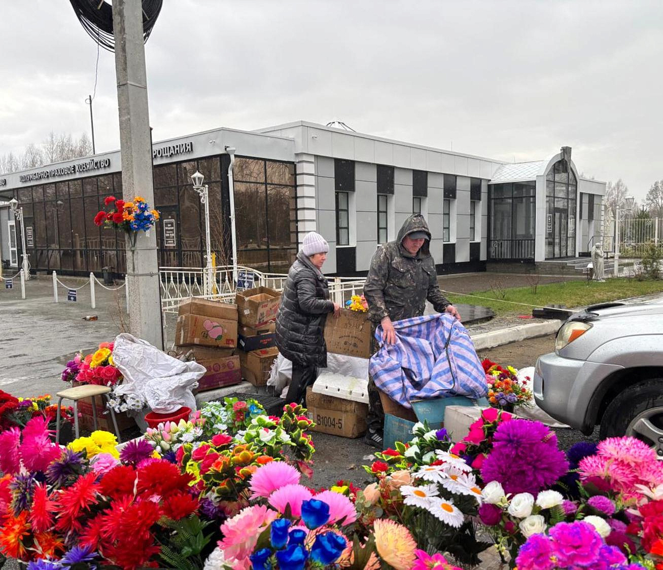 Торговцев искусственными цветами выгнали с четырёх кладбищ Новосибирска