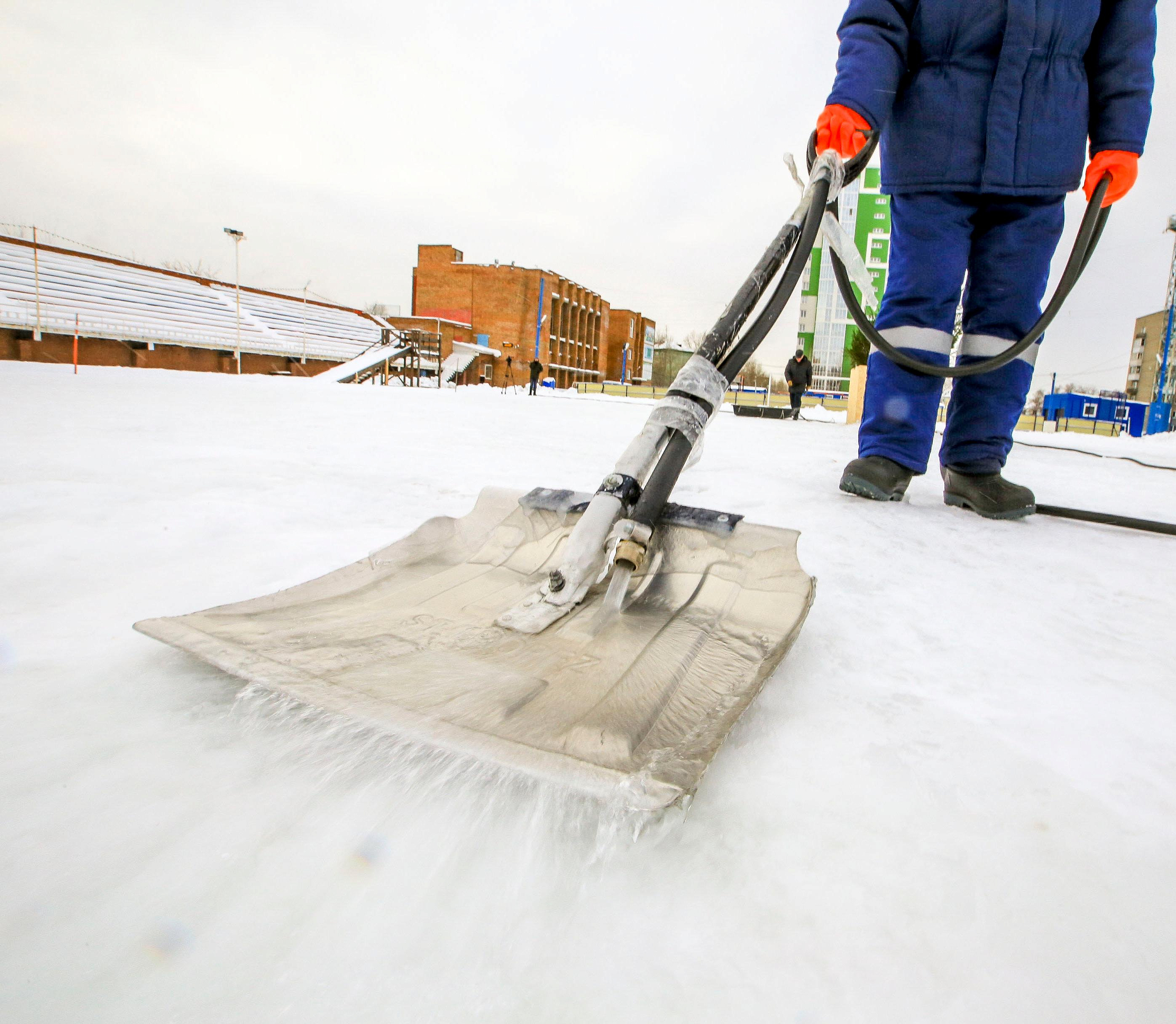 В Новосибирске заливают лёд на катках и хоккейных коробках