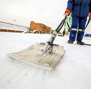 В Новосибирске заливают лёд на катках и хоккейных коробках
