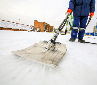 В Новосибирске заливают лёд на бесплатных катках и хоккейных коробках