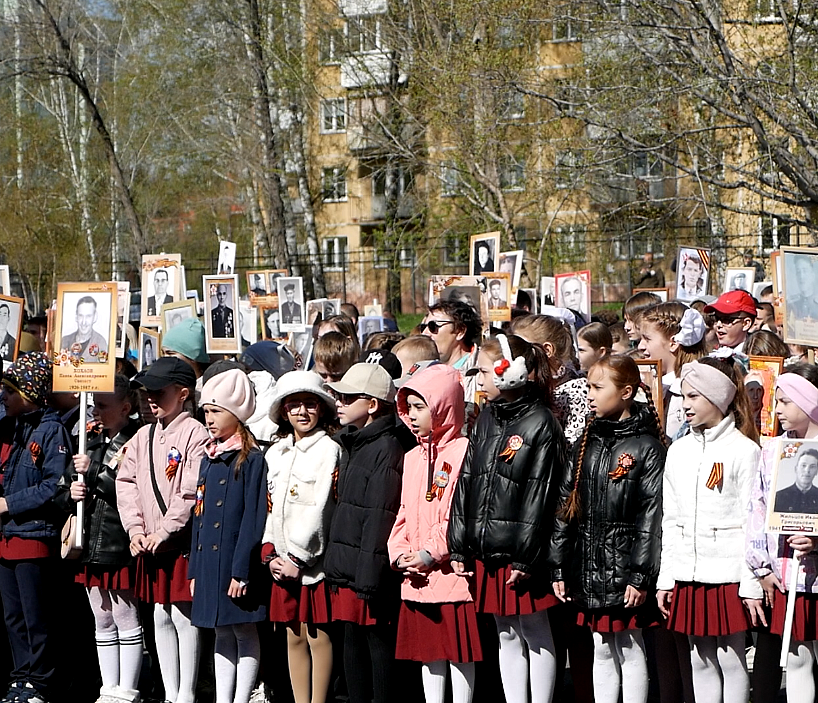 Митинг-концерт лицея №176: дети пришли на линейку с портретами прадедов