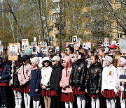 Митинг-концерт лицея №176: дети пришли на линейку с портретами прадедов