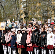 Митинг-концерт лицея №176: дети пришли на линейку с портретами прадедов