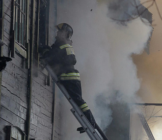 Пожарные спасли 11 человек из горящей трёхэтажки в Новосибирске