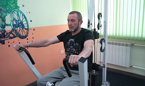Вернувшийся из зоны СВО сибиряк помогает встать на ноги другим бойцам