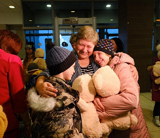 Осиротевших детей из Донбасса встретили приёмные семьи в Новосибирске