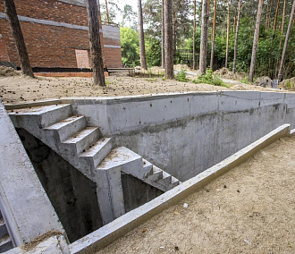 Для медведей в Новосибирском зоопарке строят вольеры с бассейном