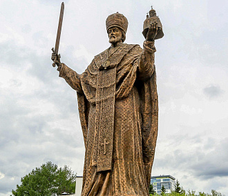 Бронзовый памятник Николаю Чудотворцу открыли в центре Новосибирска